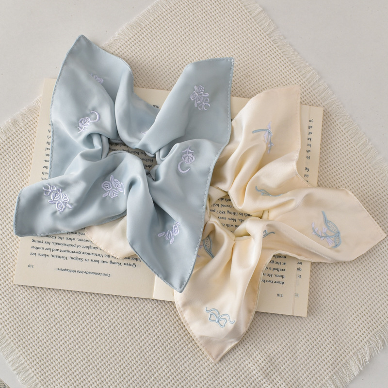 韩系蝴蝶结刺绣花朵缎面方巾大肠发圈高级感方形扎头发绳头绳发饰详情5