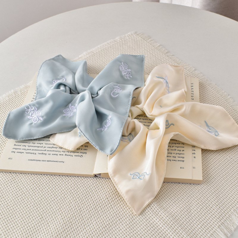 韩系蝴蝶结刺绣花朵缎面方巾大肠发圈高级感方形扎头发绳头绳发饰详情8